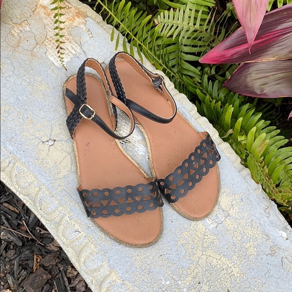 Black flat sandals - Picture 1 of 3